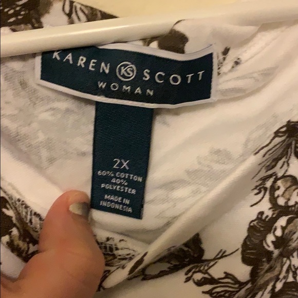 White Karen Scott top with brown floral designs - Picture 4 of 4